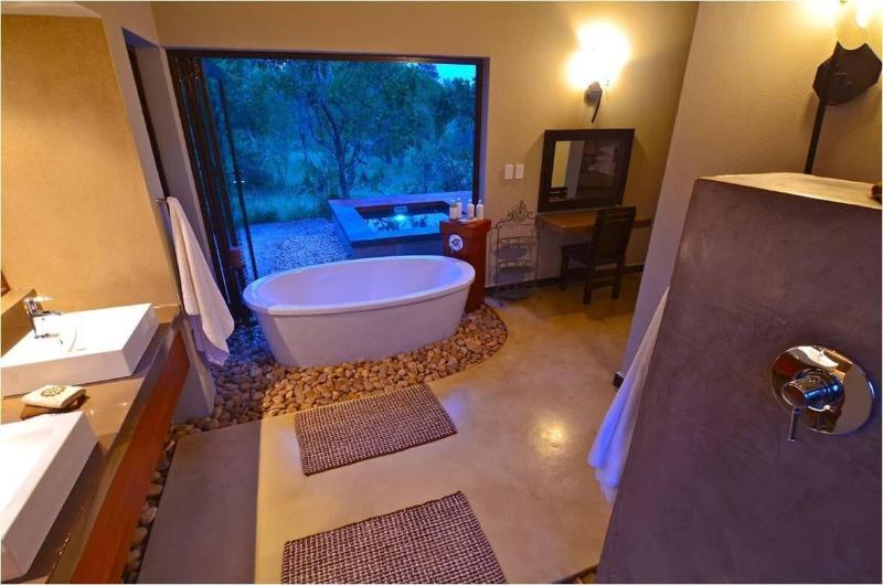 Raptor Retreat Game Lodge image