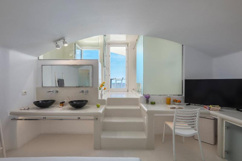 Diamond Luxury Suites image
