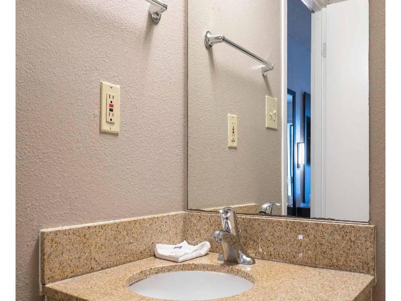 Motel 6 Branford, Ct - New Haven image