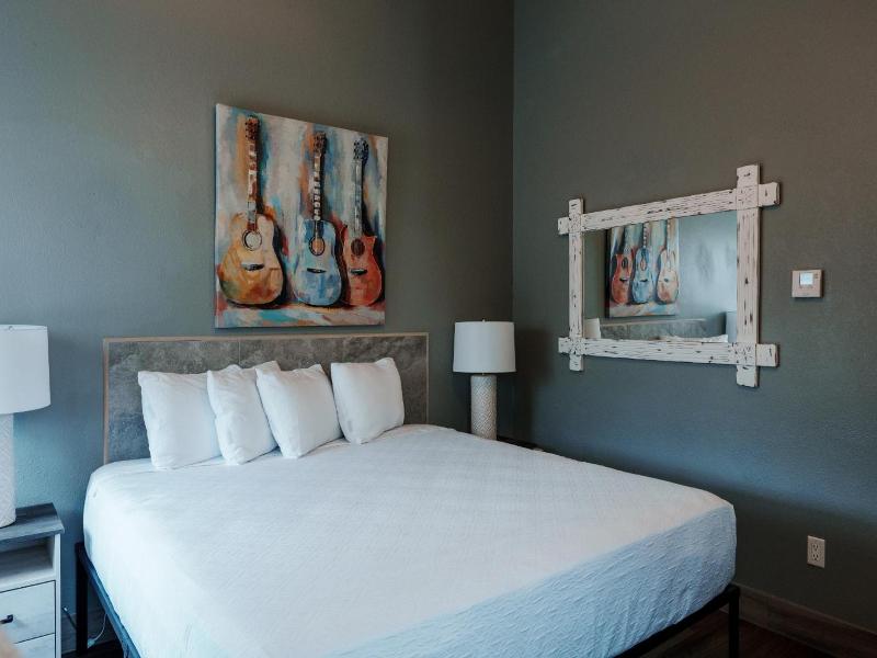 Price Pointe Inn image