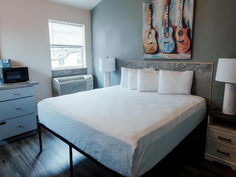 Price Pointe Inn image
