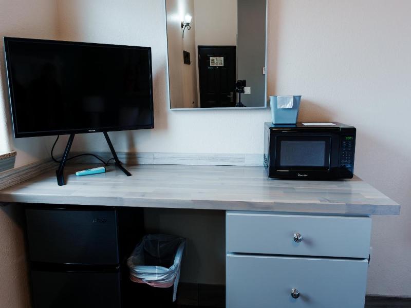 Price Pointe Inn image