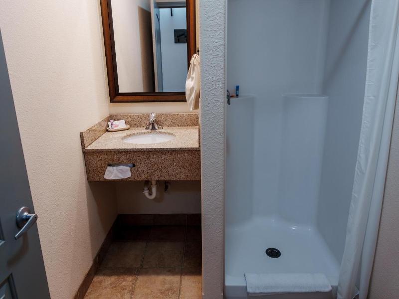 Price Pointe Inn image