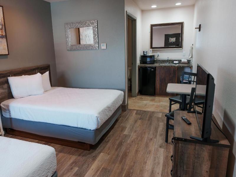 Price Pointe Inn image