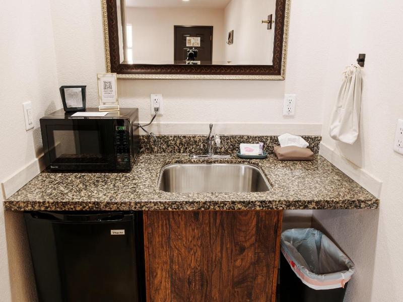 Price Pointe Inn image