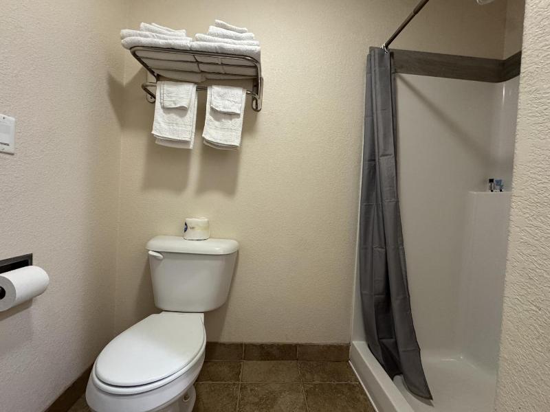 Price Pointe Inn image