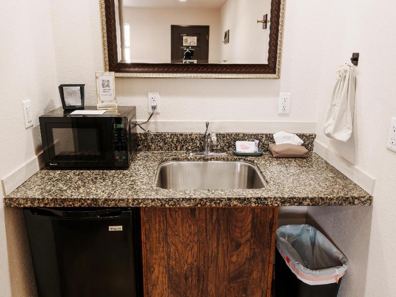 Price Pointe Inn image