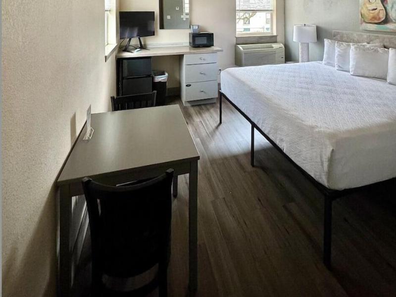 Price Pointe Inn image