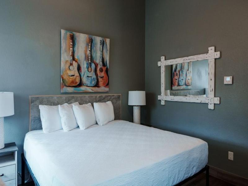 Price Pointe Inn image