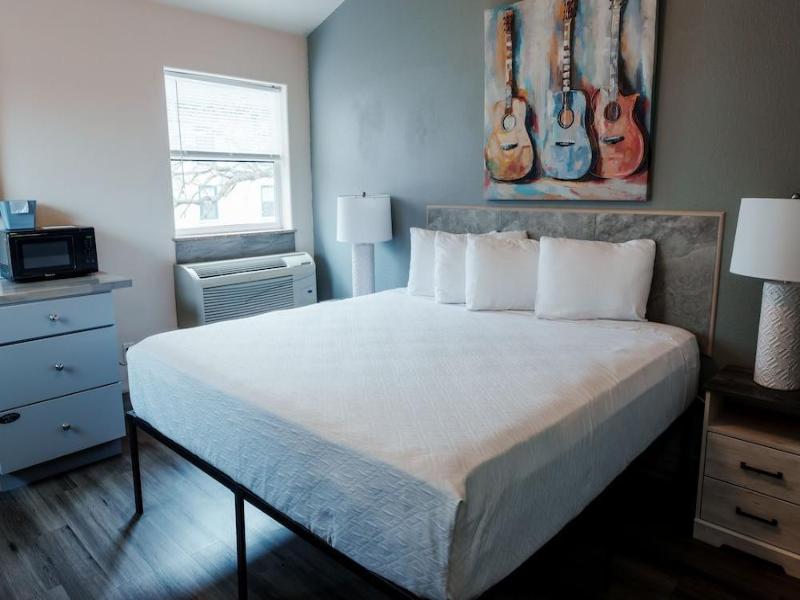 Price Pointe Inn image