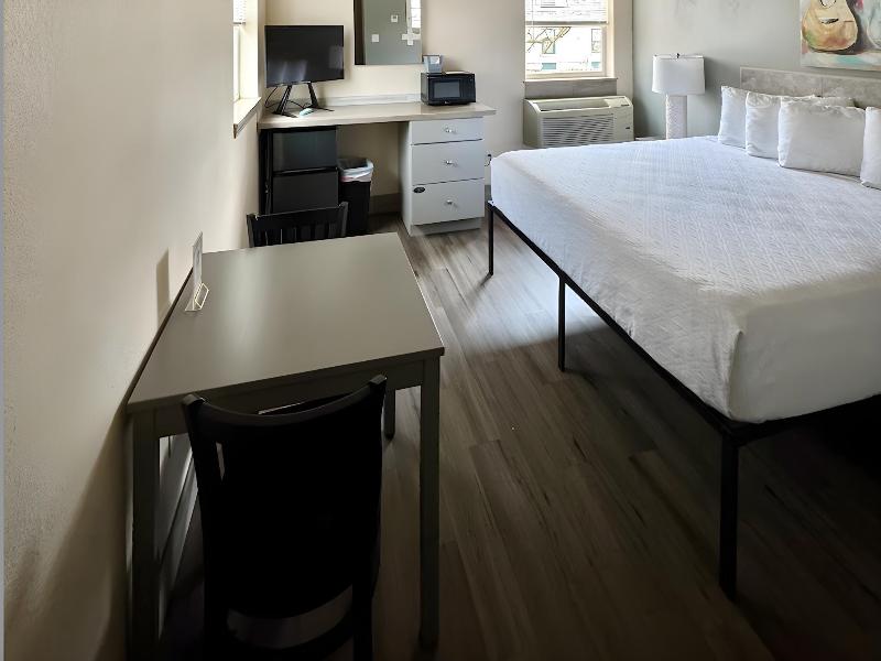 Price Pointe Inn image