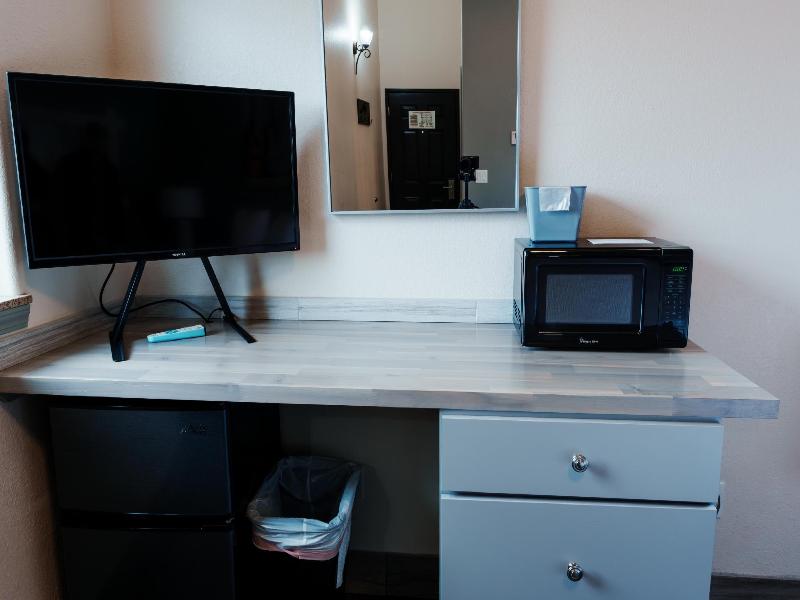 Price Pointe Inn image