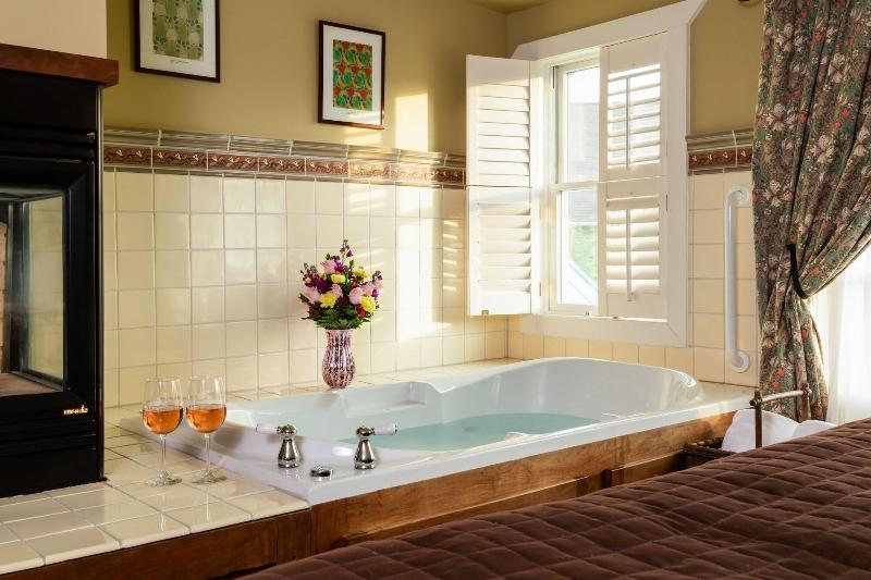 Lake Pointe Inn image