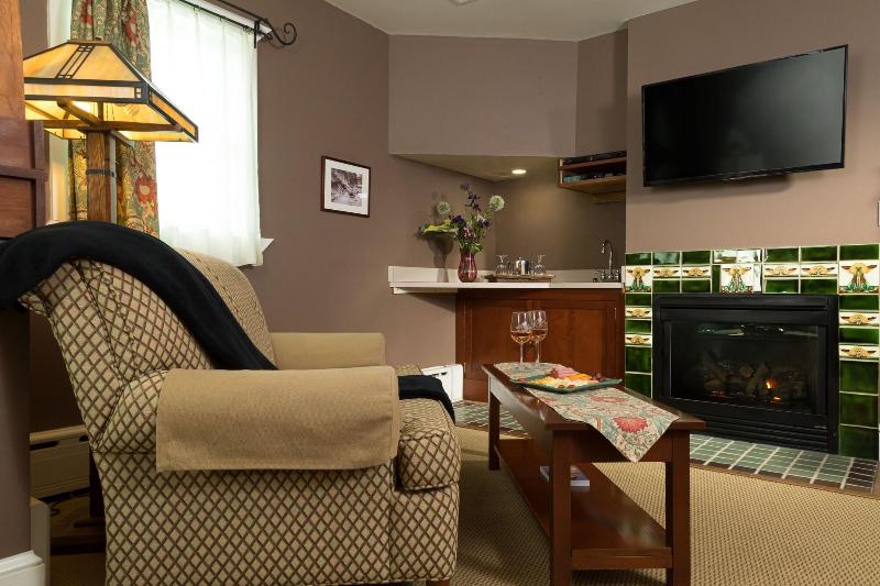 Lake Pointe Inn image
