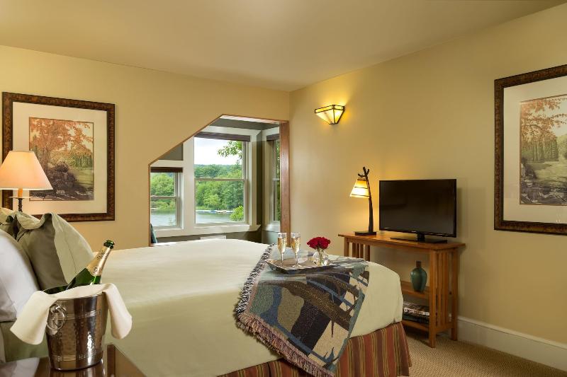 Lake Pointe Inn image
