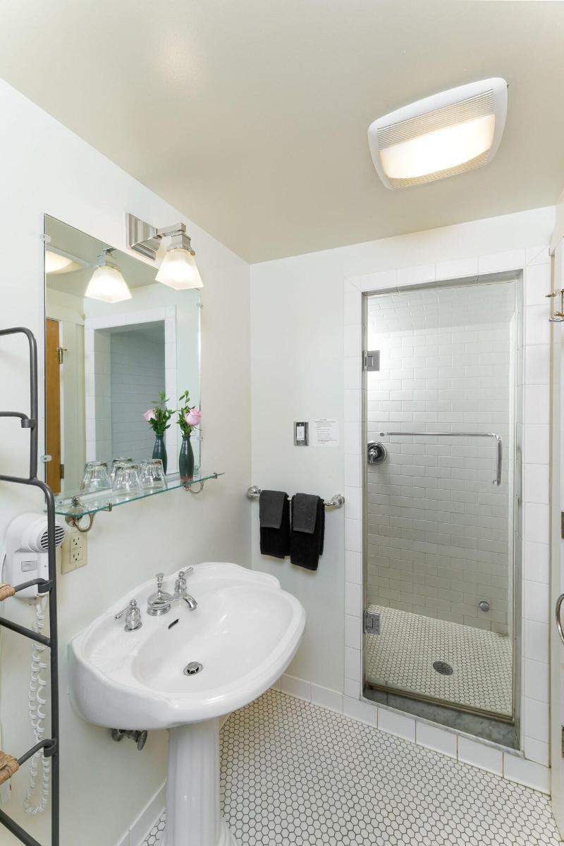 Lake Pointe Inn image