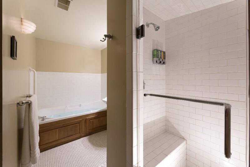 Lake Pointe Inn image