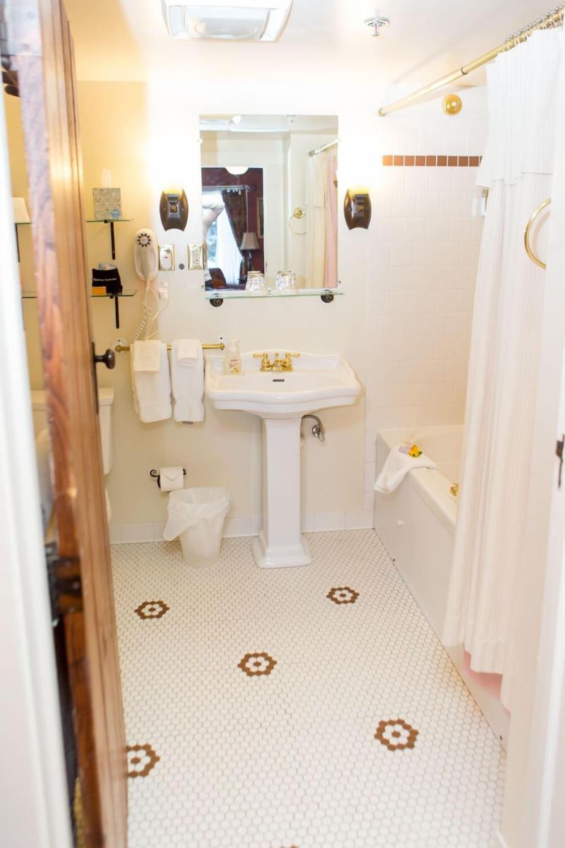 Lake Pointe Inn image