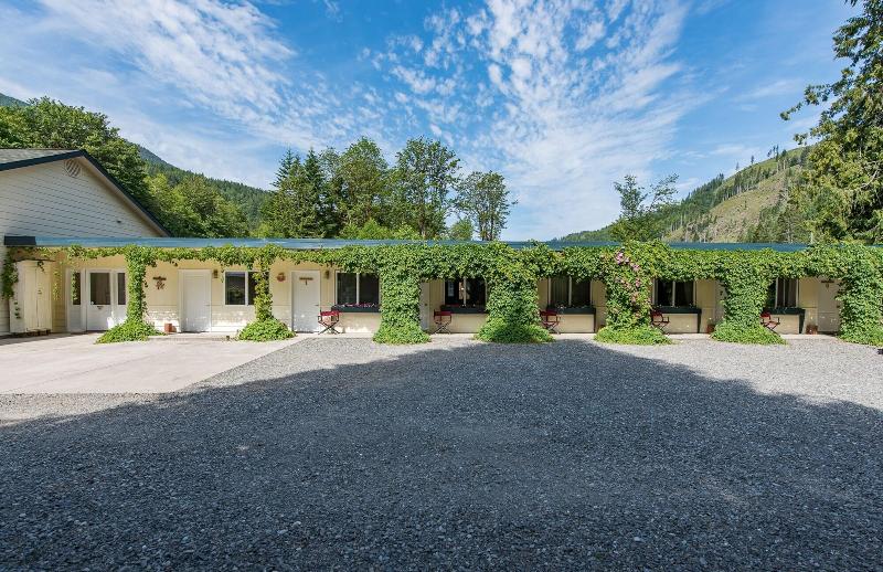 Emerald Valley Inn image