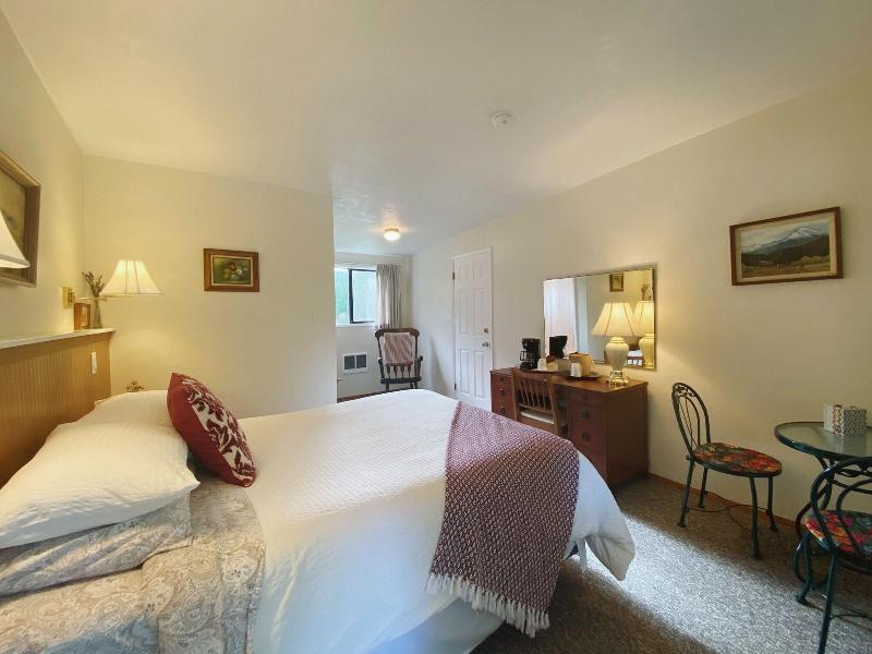 Emerald Valley Inn image