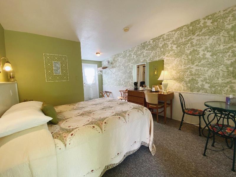 Emerald Valley Inn image