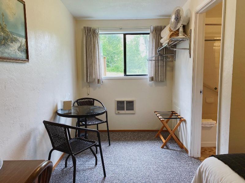 Emerald Valley Inn image
