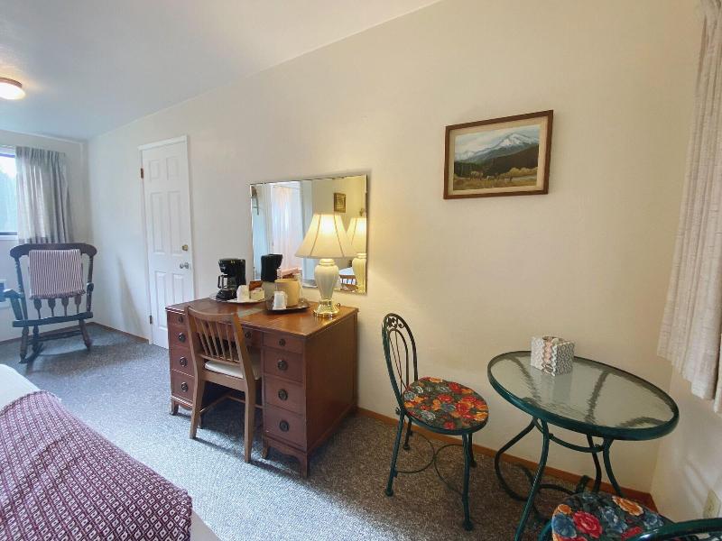 Emerald Valley Inn image