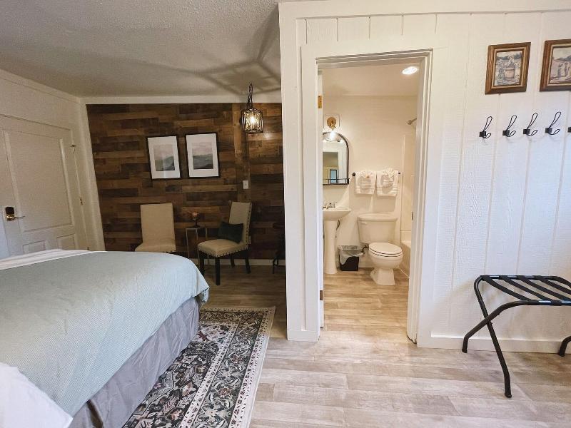 Emerald Valley Inn image