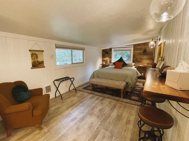 Emerald Valley Inn image
