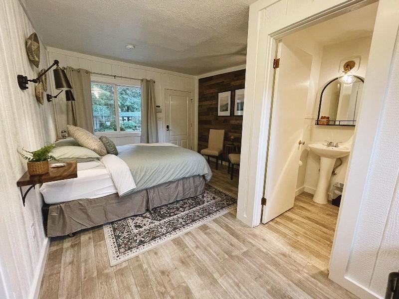 Emerald Valley Inn image