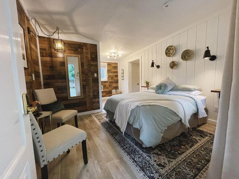 Emerald Valley Inn image