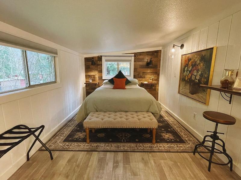 Emerald Valley Inn image