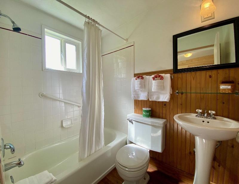 Emerald Valley Inn image