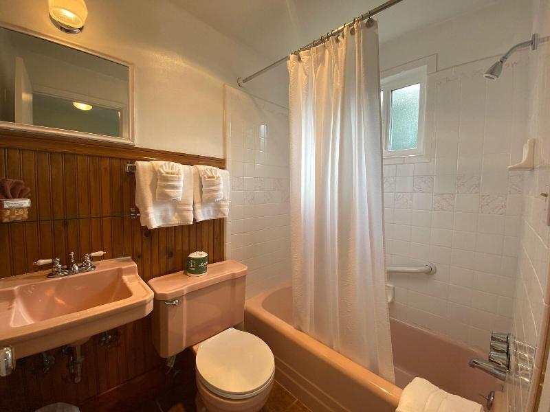 Emerald Valley Inn image