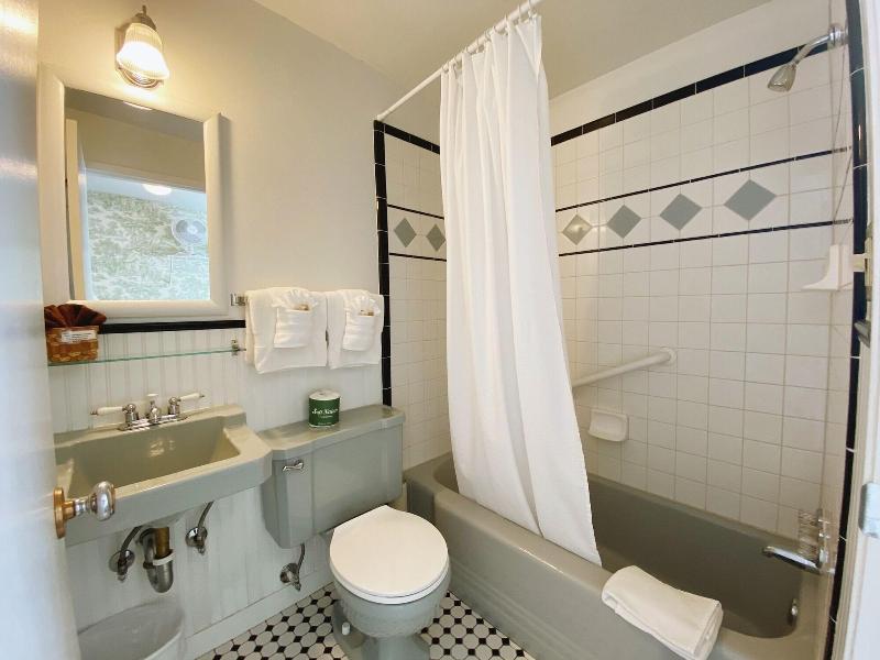 Emerald Valley Inn image