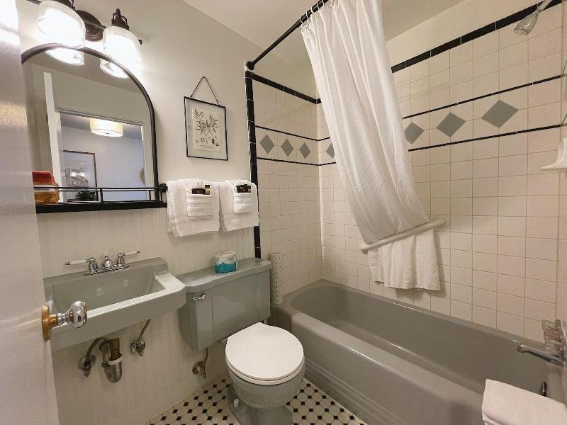 Emerald Valley Inn image