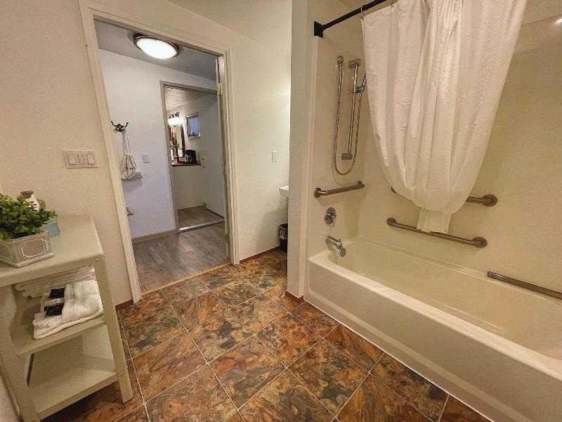 Emerald Valley Inn image