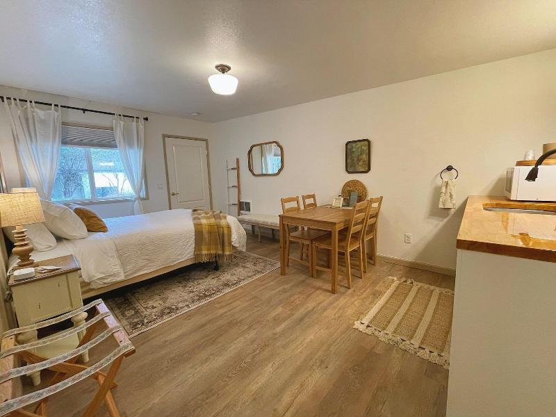 Emerald Valley Inn image