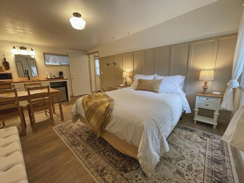 Emerald Valley Inn image