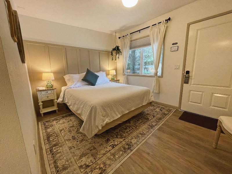 Emerald Valley Inn image