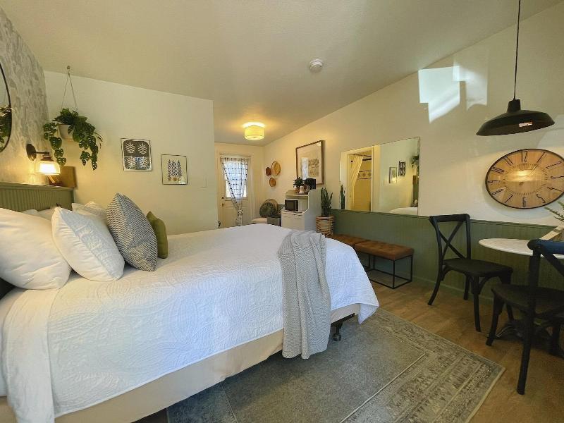 Emerald Valley Inn image