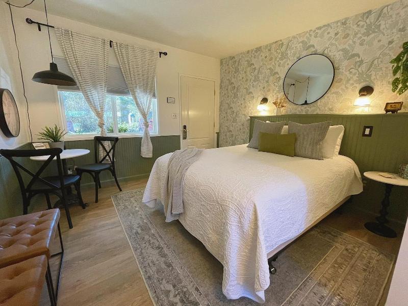 Emerald Valley Inn image