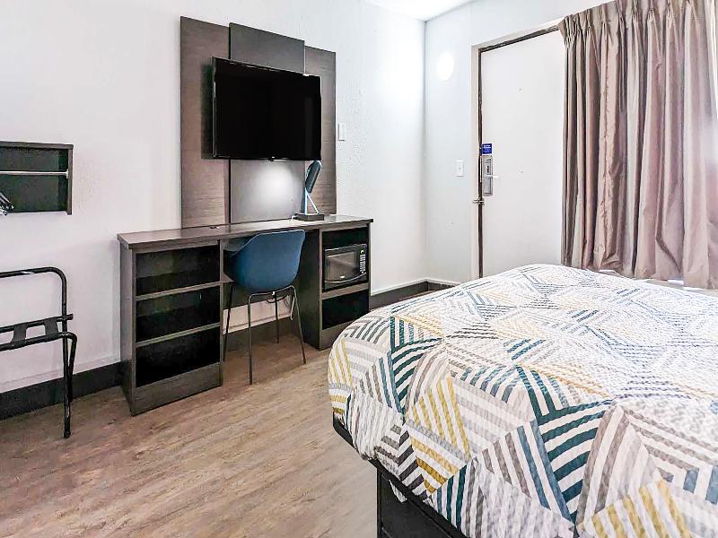 Motel 6 Chicopee, Ma - Springfield GA image