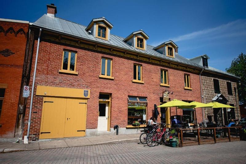 L'auberge du QG — exterior view
