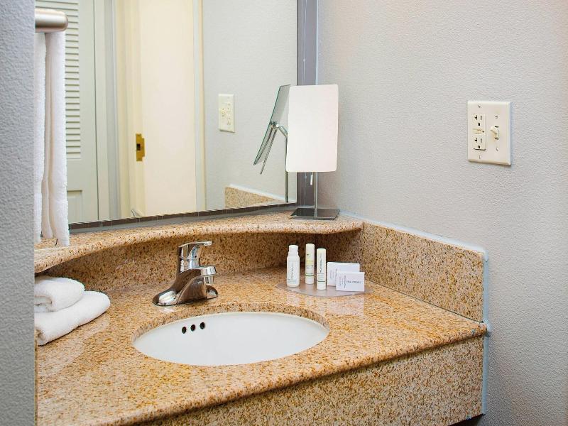 Courtyard By Marriott Roanoke Airport image