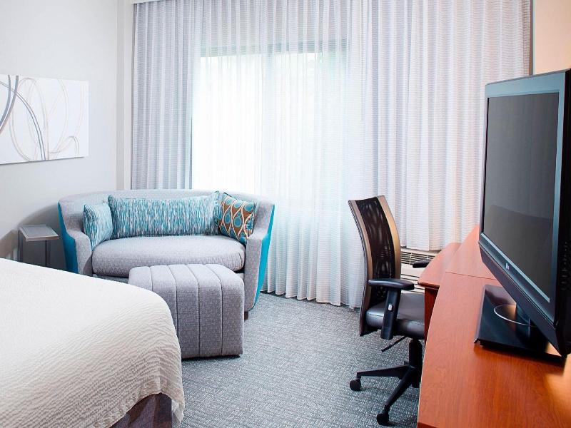Courtyard By Marriott Roanoke Airport image