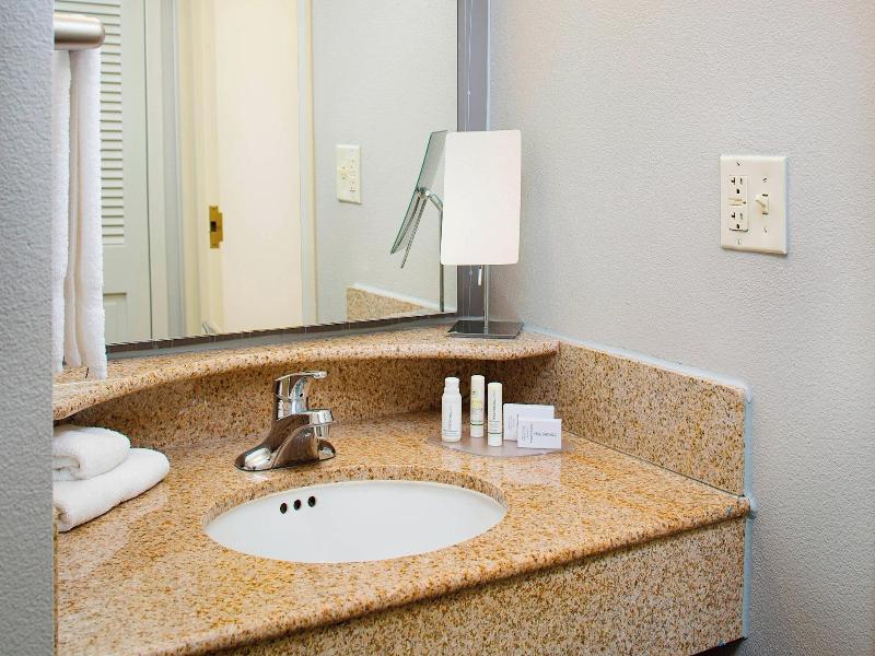 Courtyard By Marriott Roanoke Airport image