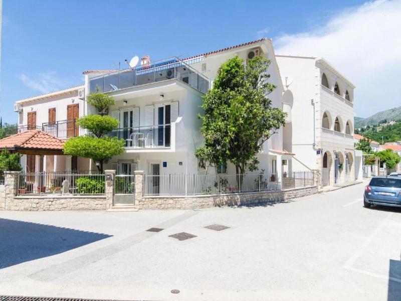 Apartments & Rooms Barisic image