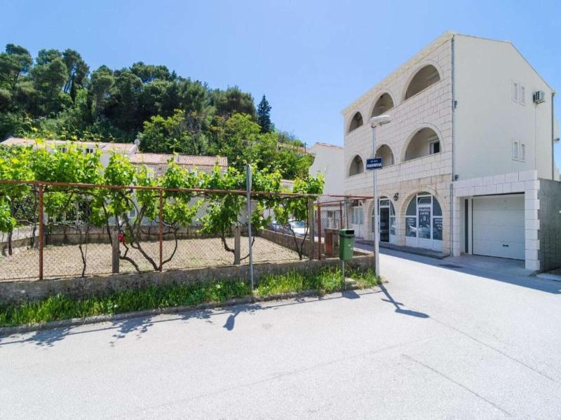 Apartments & Rooms Barisic image