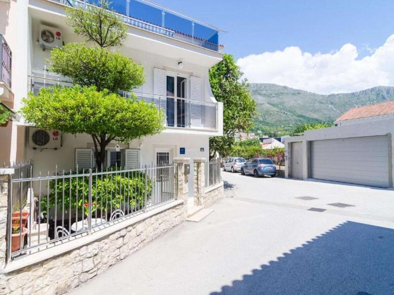 Apartments & Rooms Barisic image